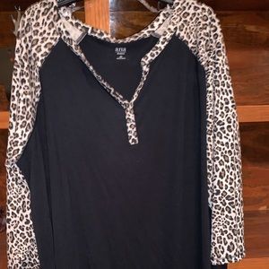 a.n.a. Women's 2X top w/leopard print sleeves